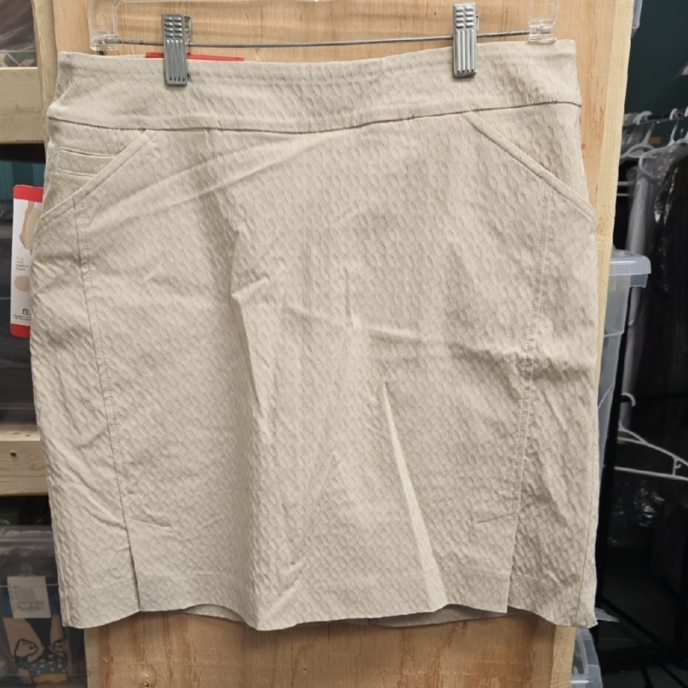 S.C. & CO. Size 4 Beige Textured Pull On Skort